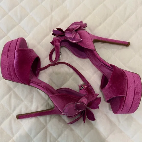 NEW Gianni Bini Karmello Velvet Flower Ankle Strap
Platform Dress Sandals - Picture 2 of 9